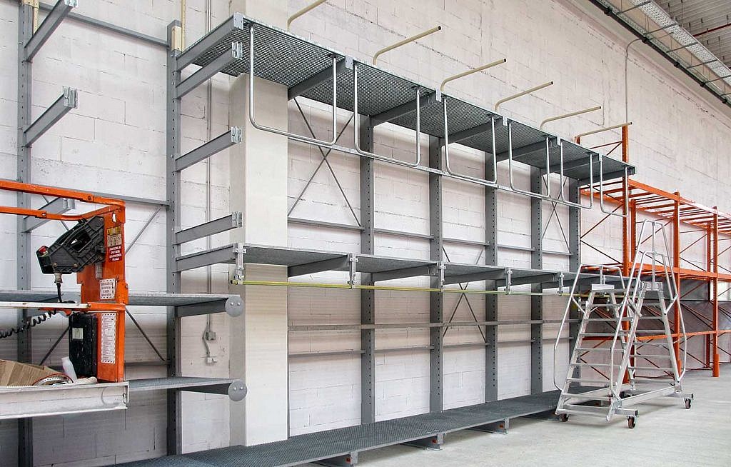 Cantilever rack with anti-tippers for panels